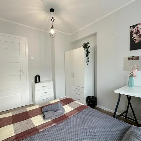 Lovely - Peaceful Retreat, 2 Minutes To Old Town Homestay *
